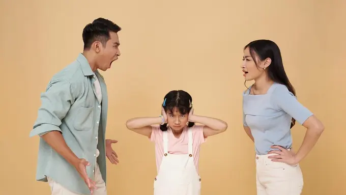 Seorang anak perempuan sedang menutup telinga (Foto Dok: Freepik/our-team)