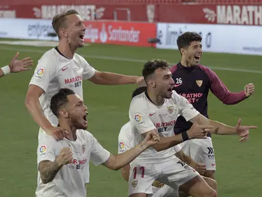 Pemain Sevilla merayakan kemenangan atas Real Betis pada laga lanjutan La Liga di Estadio Ramon Sanchez Pizjuan, Jumat (12/6/2020) dini hari WIB. Sevilla menang 2-0 atas Real Betis. (AFP/Cristina Quicler)