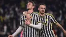 Bek Juventus, Daniele Rugani (kiri) bersama Andrea Cambiaso merayakan gol yang dicetaknya untuk membawa timnya unggul 3-1 atas Salernitana pada laga babak 16 besar Coppa Italia 2023/2024 di Juventus Stadium, Turin, Jumat (5/1/2024) dini hari WIB. (dpa via AP Photo/Marco Alpozzi)