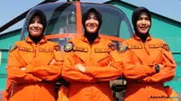 Feny, Rani, Diba, tiga perwira Kowad yang akan menjadi perempuan penerbang pertama TNI AD difoto di sela latihan di Lanumad Ahmad Yani, Semarang, Jumat, 20 Juli 2018. (Sahrul Yunizar/Jawa Pos)