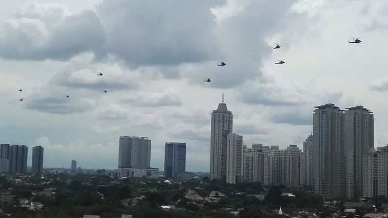 Helikopter Terbang Rendah di Jakarta