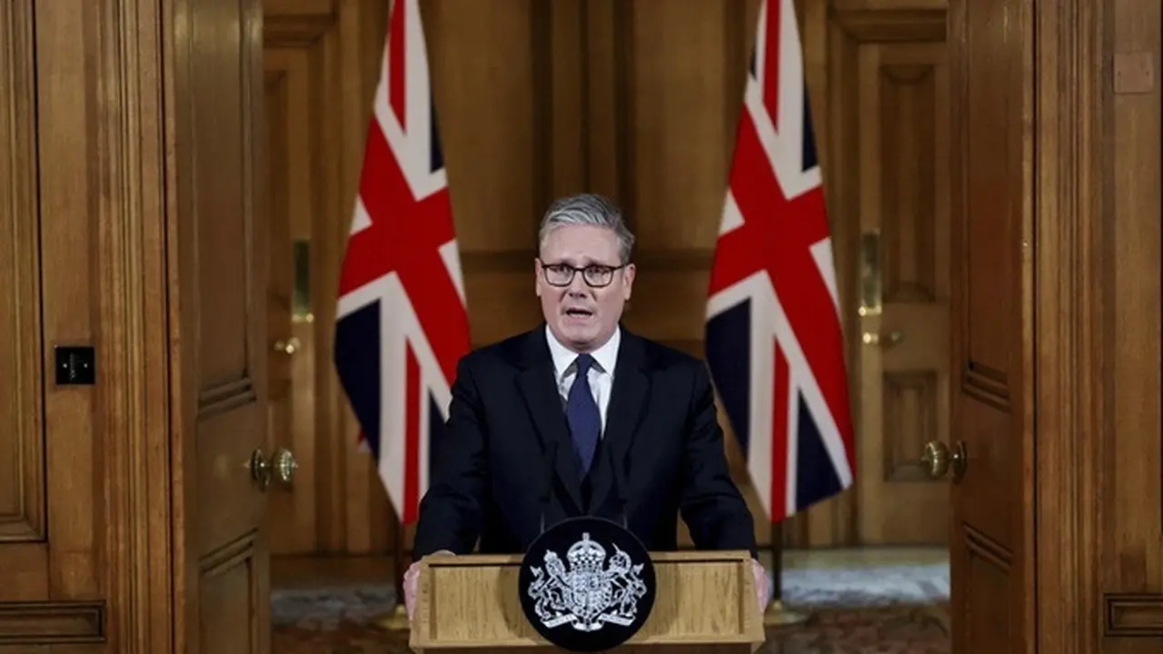 PM Inggris Keir Starmer menyampaikan pernyataan soal rencana pengakuan Negara Palestina dari Downing Street Nomor 10 di London, Selasa (29/7/2025).