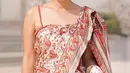 Wanita kelahiran 9 Desember 1994 ini tampil memesona menggunakan Sari berwarna red gold dan makeup natural. Pemilik nama Nadia Ayesha Mieke Soekarno ini menghabiskan waktu liburannya di India menggunakan pakaian tradisional seperti warga lokal.(Liputan6.com/IG/@nadiasoekarno)