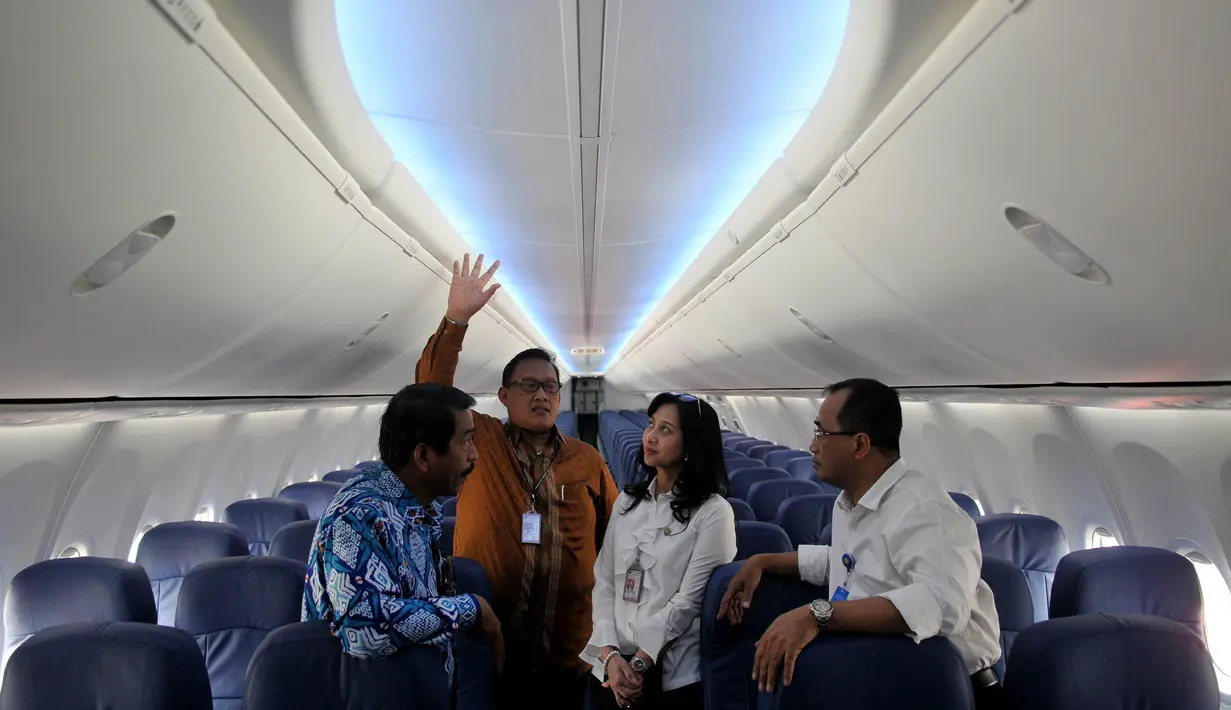 CEO Lion Group Edward Sirait (Kiri), Direktur Operational Lion Group, Capt Daniel Putut (Kedua Kiri), berbincang didalam pesawat Lion Air Boeing 737 800 NG di Terminal 1 Bandara Soekarno Hatta, Tangerang, Rabu (19/8/2015). (Liputan6.com/Johan Tallo)