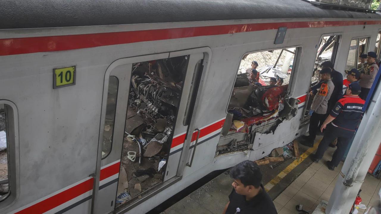 Perjalanan KRL Pagi Ini Masih Dibatasi