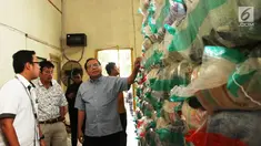 Mantan Menko Kemaritiman Rizal Ramli melakukan kunjungan ke Food Station, Kompleks Pasar Induk Beras Cipinang, Jakarta Timur, Senin (15/1). Rizal Ramli angkat bicara soal beras yang selama ini selalu disebut surplus oleh Kementan. (Liputan6.com/Pool/Ardi)