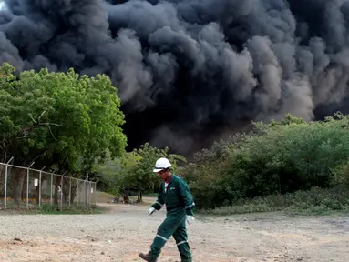 Kepulan asap tebal membumbung tinggi di Puerto Sandino, Leon, Nikaragua, (18/8). Kobaran api tersebut berasal dari meledaknya tangki penyimpanan bahan bakar milik Puma Energy. (REUTERS/ Oswaldo Rivas)