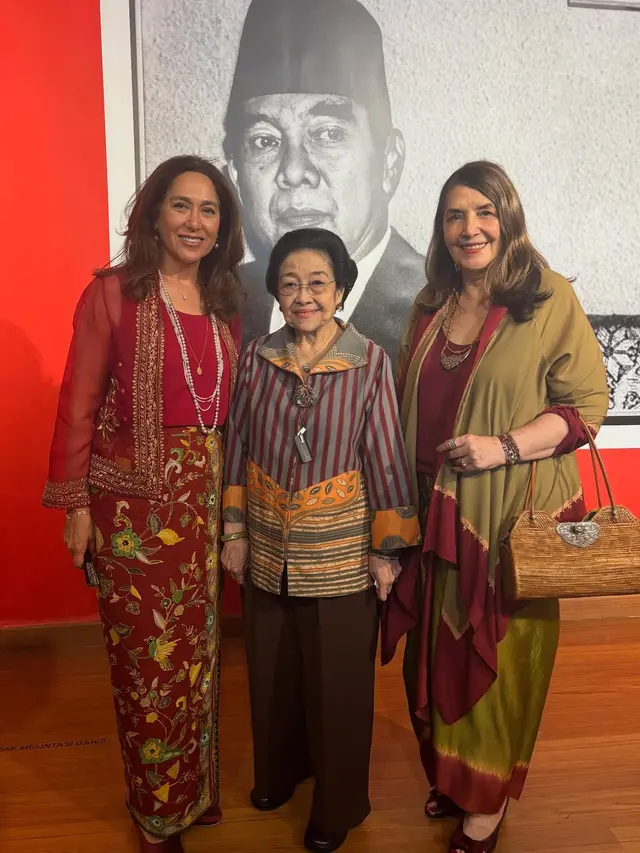 6 Potret Kartika Soekarno Pakai Batik, Tampil Anggun di Berbagai Momen Diplomatik dan Budaya