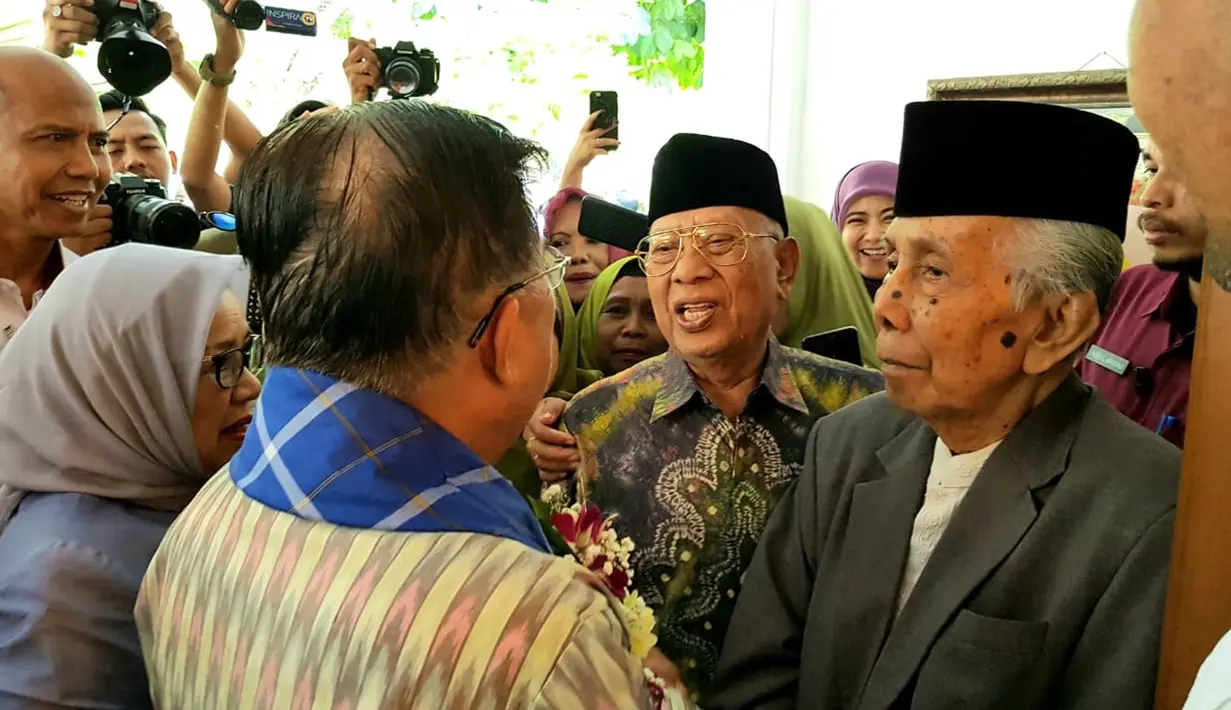 Mantan Wakil Presiden Jusuf Kalla atau JK (kiri) disambut saat tiba di kampung halamannya, Makassar, Sulawesi Selatan, Sabtu (26/10/2019). JK pun bertemu ulama, sahabat, dan keluarga setibanya di kampung halaman. (Liputan6.com/HO/Tim JK)