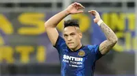 Lautaro Martinez. Striker berusia 24 tahun yang telah memperkuat Inter Milan sejak 2018/2019 ini total telah mencetak 15 gol dari 29 laga di Serie A musim 2021/2022. Gelar top skor yang sepertinya amat berat diraih, ketajamannya kini dialihkan untuk merengkuh gelar juara Serie A. (AP/Luca Bruno)