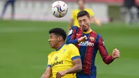 Bek Barcelona, Clement Lenglet (kanan) berduel dengan striker Cadiz, Anthony Lozano, pada pertandingan Liga Spanyol di Camp Nou, Minggu (21/2/2021). (AFP/Josep Lagos)