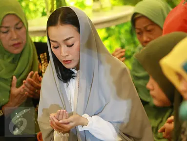 Musisi dan penyanyi Rinni Wulandari berdoa saat menggelar pengajian dalam perayaan hari ulang tahun ke 27 dan menjelang pernikahannya di kawasan Cireundeu, Tangerang Selatan, Jumat (28/4). Rinni akan menikah pada 7 Mei 2017. (Liputan6.com/Herman Zakharia)