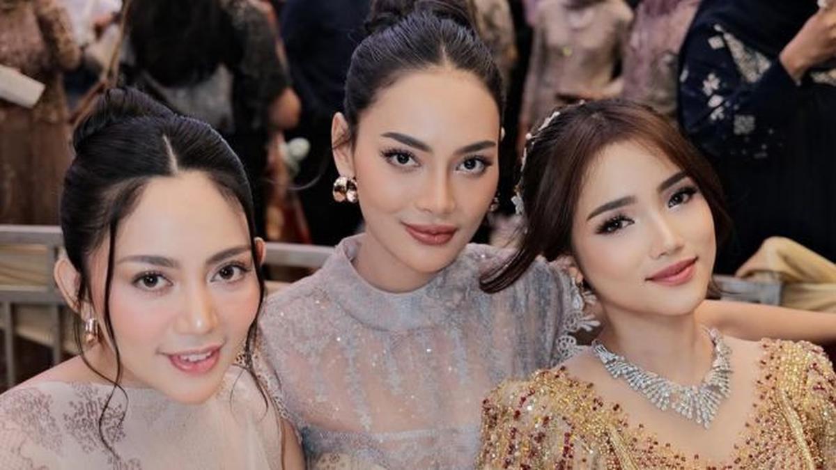Menawan dengan Kebaya Modern, 7 Tampilan Fuji di Resepsi Pernikahan Frans Faisal dan Indah Tri Pertiwi