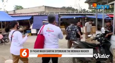 Ratusan masker dibagian tim YPP SCTV-Indosiar di kawasan rawan penularan virus corona. Aksi sosial ini bertujuan untuk memberi edukasi tentang pentingnya protokol kesehatan saat pandemi covid-19.