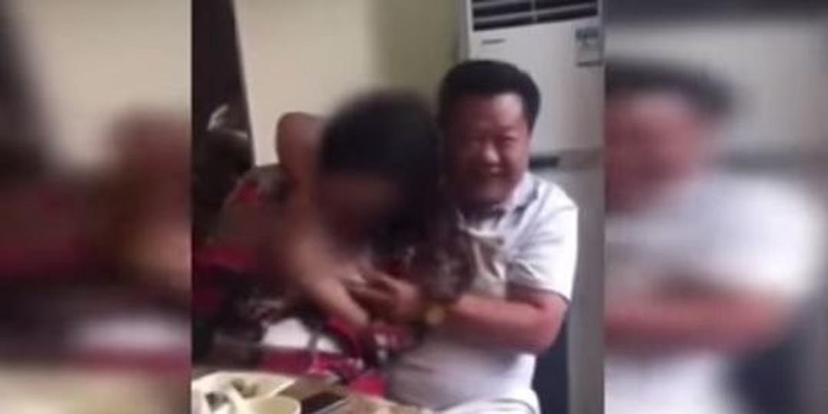 Pejabat China telanjangi perempuan di restoran