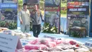 Presiden Prabowo Subianto (kiri) bersama Kapolri Jenderal Listyo Sigit Prabowo melakukan pengecekan sebelum memusnahkan barang bukti narkoba sitaan Kepolisian Republik Indonesia, di Lapangan Bhayangkara, Mabes Polri, Rabu (29/10/2025). Adapun rincian barang bukti tersebut adalah 186,7 ton ganja, 9,2 ton sabu, 1,9 ton tembakau gorila, 2,1 juta butir ekstasi, 13,1 juta butir obat keras, 27,9 kilogram ketamin, 34,5 kilogram kokain, 6,8 kilogram heroin, 5,5 kilogram THC, 18 liter etomidate, 132,9 kilogram hashish, 1,4 juta butir happy five, dan 39,7 kilogram happy water. (merdeka.com/Arie Basuki)