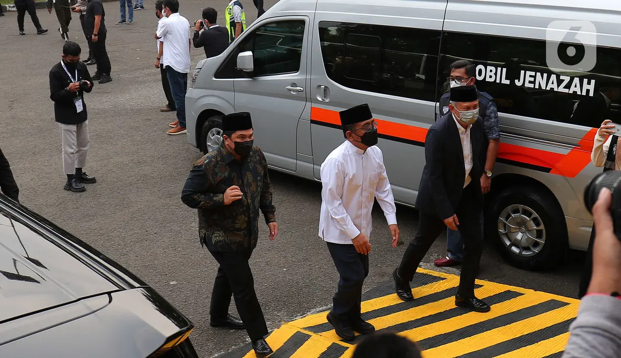 Menteri Sekretaris Negara Pratikno (tengah) dan Menteri BUMN Erick Thohir (kiri) turut menghadiri penjemputan jenazah putra Ridwan Kamil, Emmeril Kahn Mumtadz atau Eril di bandara Soetta, Tangerang Minggu (12/6/2022).  (Liputan6.com/Angga Yuniar)