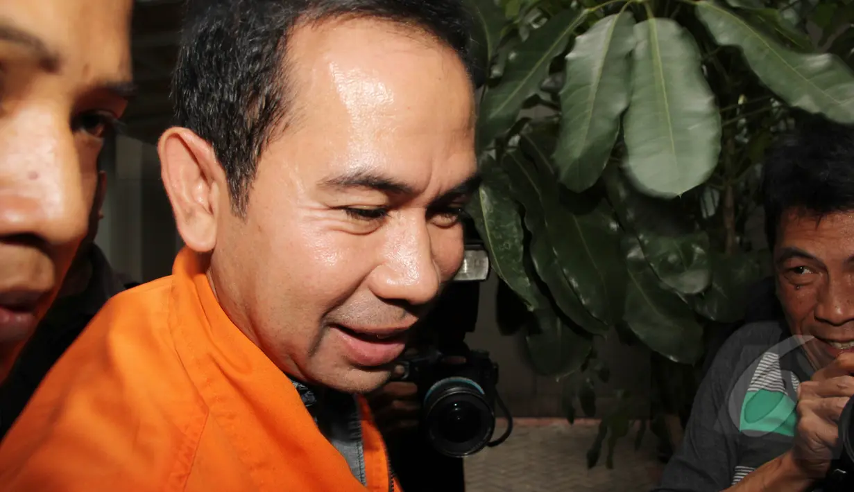 Terpidana kasus suap sengketa Pilkada Lebak di MK, Tubagus Chaeri Wardana alias Wawan meninggalkan Rutan KPK Jakarta, (17/3/2015). KPK memindahkan Wawan, yang status hukumnya sudah berkekuatan tetap ke LP Sukamiskin Bandung. (Liputan6.com/Helmi Afandi)