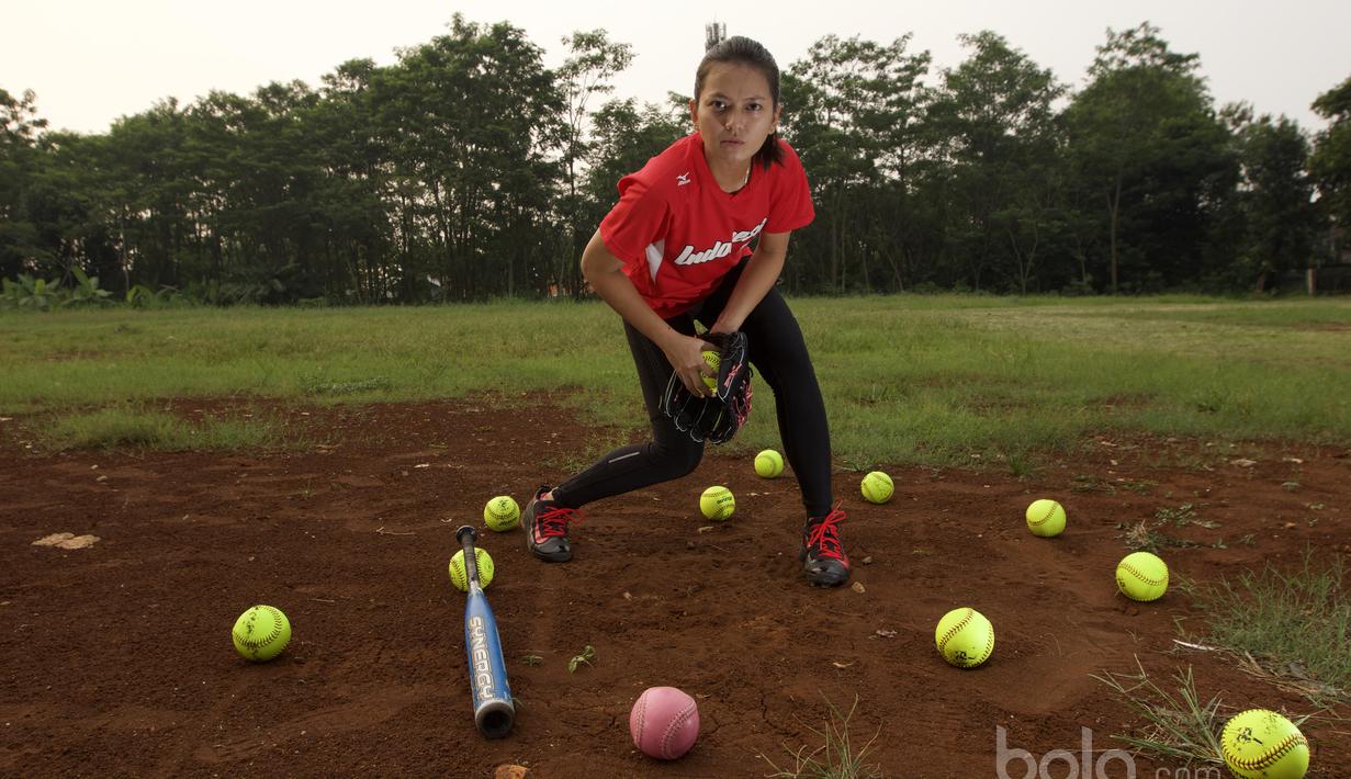 Cresida Mariska pernah meraih MVP pada All Stars Game South Bay Los Angeles Fastpitch 18 and over pada 2013 di South Bay Los Angeles USA.  (Bola.com/Nicklas Hanoatubun)
