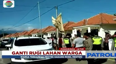 Sejumlah warga Dusun Ngideng, Desa Bendo, Kecamatan Sawo, Ponorogo, menghadang mobil rombongan Menteri PUPR yang meninjau proyek pembanguan Waduk Bendo.