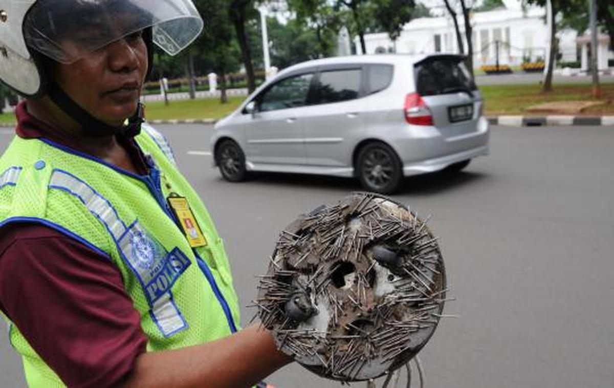 Semangat relawan pemungut ranjau paku di depan Istana
