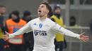 Tommaso Baldanzi dari Empoli berselebrasi setelah mencetak gol ke gawang Inter Milan pada laga Liga Italia di stadion San Siro di Milan, Italia, Selasa (24/1/2022). Kekelahan ini, membuat Inter Milan menempati peringkat ketiga dengan 37 poin. (AP Photo/Luca Bruno)