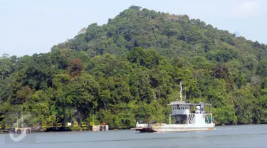 Truk berisikan logistik menyeberang menuju Pulau Nusakambangan menggunakan Kapal Pengayoman melalui dermaga Wijayapura, Cilacap, Jateng, Rabu (27/7). Sejumlah persiapan terus dilakukan menjelang eksekusi hukuman mati jilid III. (Liputan6.com/Helmi Afandi)