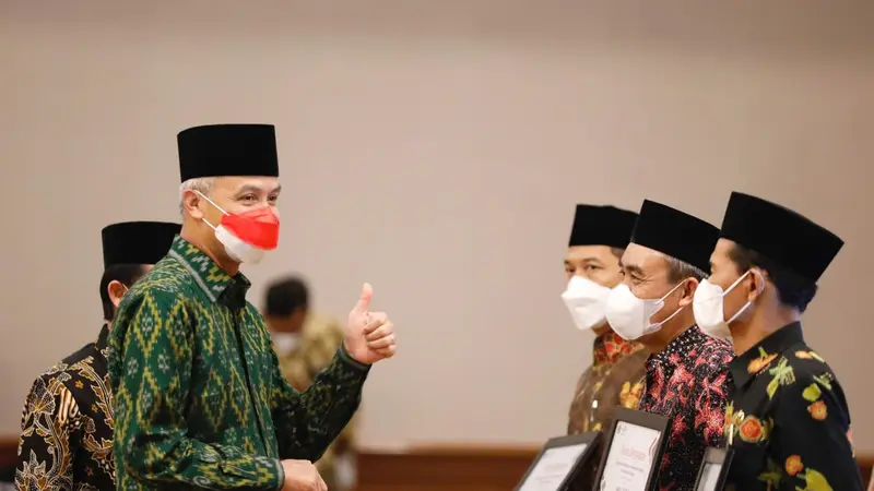 Ganjar Pranowo memberikan bantuan insentif kepada pengajar agama di Jateng. (Istimewa)