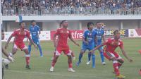 Pertandingan sengit antara PSIM Yogyakarta menjamu rival abadinya, Persis Solo, di Stadion Mandala Krida, Yogyakarta, Senin (21/10/2019). (Bola.com/Vincentius Atmaja)