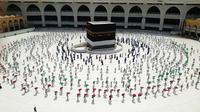 tawaf umroh dan haji jaga jarak selama periode COVID-19. (AP/Arsip)