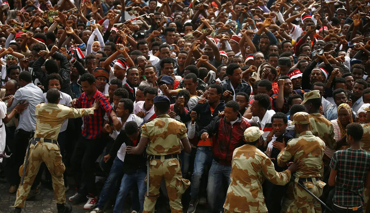 Aksi saling dorong antara demonstran anti-pemerintah saat festival rakyat Oromo di kota Bishoftu, Ethiopia, Ahad (02/10). Pemerintah Ethiopia menyatakan 52 orang tewas dan ratusan orang terluka. (REUTERS/Tiksa Negeri) 