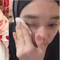 Terima Tantangan Netizen, Ini 6 Potret Inara Rusli saat Hapus Makeup (Sumber: Instagram/mommy_starla)