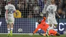 Kiper AC Milan, Mike Maignan kebobolan gol ketiga lewat tendangan striker Real Madrid, Vinicius Junior pada laga pramusim 2023/2024 Soccer Champions Tour di Rose Bowl Stadium, Pasadena, California, Senin (24/7/2023) pagi WIB. (AP Photo/Ashley Landis)