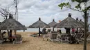 Sejumlah wisatawan asing berada di Pantai Nusa Dua, Bali setelah gempa bumi, Senin (6/8). Aktivitas pantai Nusa Dua Bali masih ramai wisatawan asing setelah adanya gempa 7 pada skala richter yang berpusat di Lombok, NTB. (Liputan6.com/Faizal Fanani)
