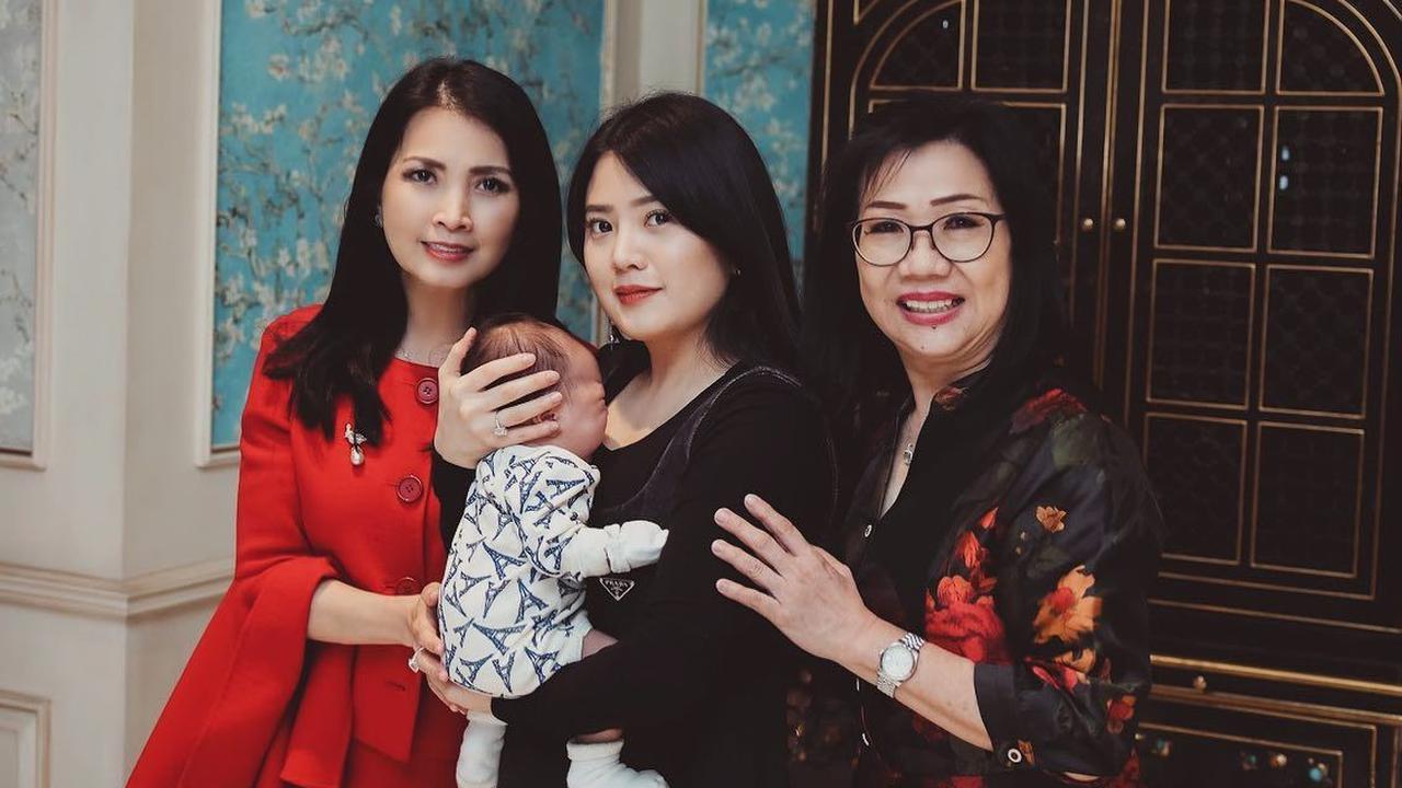Ada juga yang dibuat salfok dengan potret Baby Avery. Potret Baby Avery cute banget.