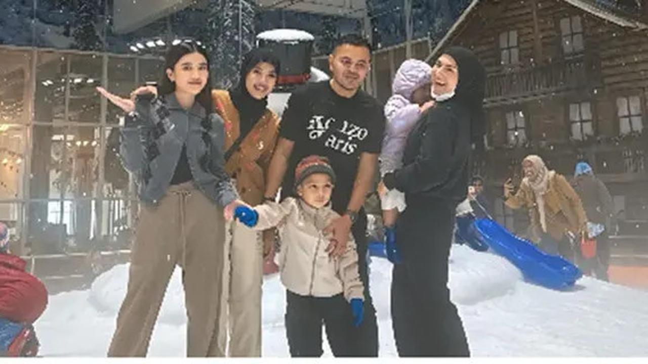 Akhirnya Liburan Bareng, 6 Potret Keseruan Iris Bella dan Keempat Anaknya Main di Snow World