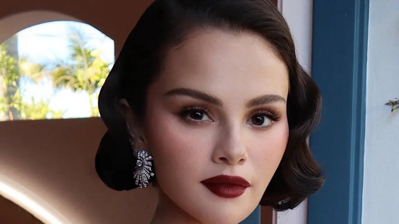 Pesona Selena Gomez Bergaya Ala Marilyn Monroe, Old Glam Hollywood di Golden Globe Awards 2026 Didominasi Makeup Brand Sendiri