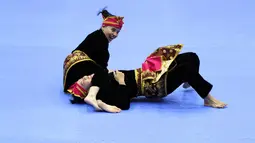 Pesilat Indonesia Riska Hermawan dan Ririn Rinasih saat bertanding dalam nomor Seni Ganda Wanita Pencak Silat Sea Games 2021 Vietnam di Bac tu Liem Sport Center, Hanoi, Rabu (11/5/2022). (Bola.com/Ikhwan Yanuar)