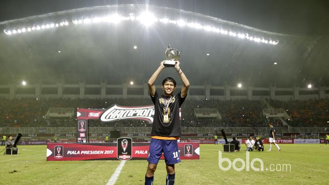 Pemain Arema FC, Adam Alis meraih bola emas  sebagai pemain terbaik saat timnya meraih juara  Piala Presiden 2017 di Stadion Pakansari, Bogor, Minggu (12/3/2017). (Bola.com/Nicklas Hanoatubun)
