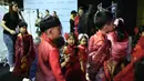 Seorang model cilik (tengah) menangis saat menunggu di belakang panggung sebelum membawakan koleksi Jinshangyuyi karya desainer Wang Cong selama China Fashion Week di Beijing pada Kamis (9/9/2021). Gelaran pekan mode tersebut tetap digelar di tengah pandemi corona covid-19. (Giok GAO / AFP)