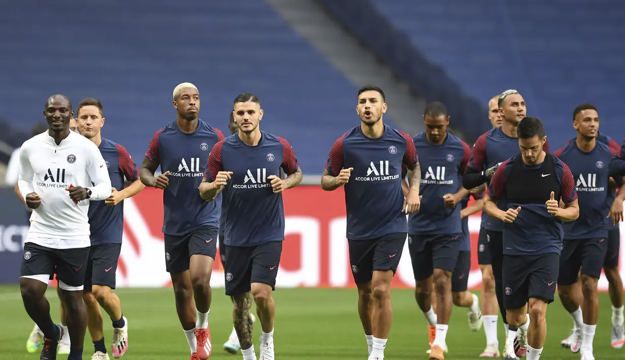 Para pemain PSG melakukan pemanasan selama sesi latihan di stadion Luz di Lisbon, Selasa (11/8/2020). PSG akan bertanding melawan Atalanta pada perempat final Liga Champions di stadion Da Luz, Lisbon, Portugal. (David Ramos / Pool via AP)