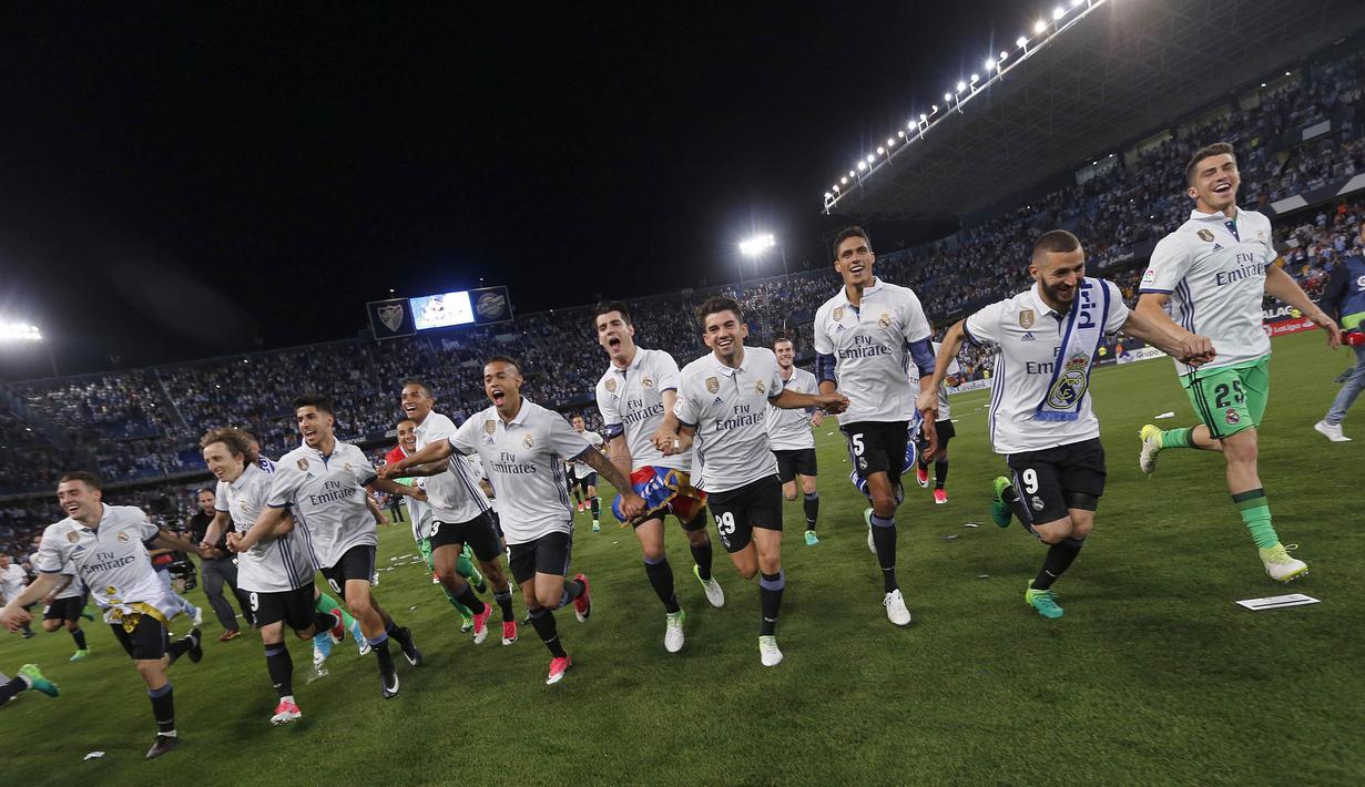 Para pemain Real Madrid berlari merayakan gelar juara La Liga Spanyol usai menaklukkan Malaga di Stadion La Rosaleda, Malaga, Minggu (21/5/2017). Malaga kalah 0-2 dari Madrid. (EPA/Jorge Zapata)