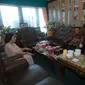 Calon Gubernur Kalimantan Barat (Kalbar) nomor urut dua, Karolin Margret Natasa mengunjungi kediaman pesaingnya Sutarmidji di Pilkada Kalbar di momen Hari Raya Idul Fitri. (Istimewa)