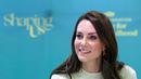 Princess of Wales, Kate Middleton dari Inggris tertawa saat bertemu dengan ara siswa dan staf pada kursus Studi Anak, selama kunjungan ke University of Leeds di Leeds, Inggris utara, pada 31 Januari 2023. Menjaga perhiasannya seminimal mungkin dengan anting-anting emas £74 dari Shyla London, Kate memilih blow-dry yang melenting dan melengkapi pakaiannya dengan tas suede hijau £435 yang serasi dari Manu Atelier. (AFP/Pool/Chris Jackson)