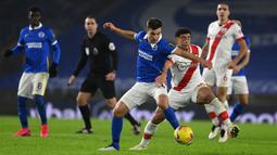Gelandang Southampton, Che Adams, berebut bola dengan bek Brighton, Joel Veltman, pada laga lanjutan Liga Inggris di Falmer Stadium, Selasa (8/12/2020) dini hari WIB. Southampton menang 2-1 atas Brighton. (AFP/Mike Hewitt/pool)