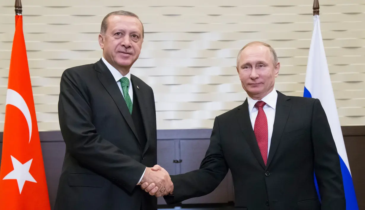 Presiden Turki  Recep Tayyip Erdogan (kiri) berjabat tangan dengan Presiden Rusia Vladimir Putin saat menggelar pertemuan di Sochi, Rusia, Rabu (3/5). Konflik Suriah akan menjadi pembahasan utama dari keduanya. (AFP PHOTO /POOL/ Alexander Zemlianichenko)