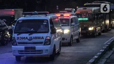Antrean ambulans saat mengantarkan pasien positif Covid-19 di pintu masuk RSD Wisma Atlet Kemayoran, Jakarta, Kamis (10/6/2021). Meningkatnya jumlah warga yang terpapar Covid-19 menyebabkan antrean ambulans yang hendak masuk ke RSD Wisma Atlet Kemayoran. (merdeka.com/Iqbal S. Nugroho)