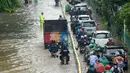 Kendaraaan melewati Jalan Letjen Suprapto yang terendam banjir, Jakarta Pusat, Sabtu (8/2/2020). Hujan yang mengguyur Jakarta sejak semalam mengakibatkan Jalan Letjen Suprapto terendam banjir. (merdeka.com/Imam Buhori)