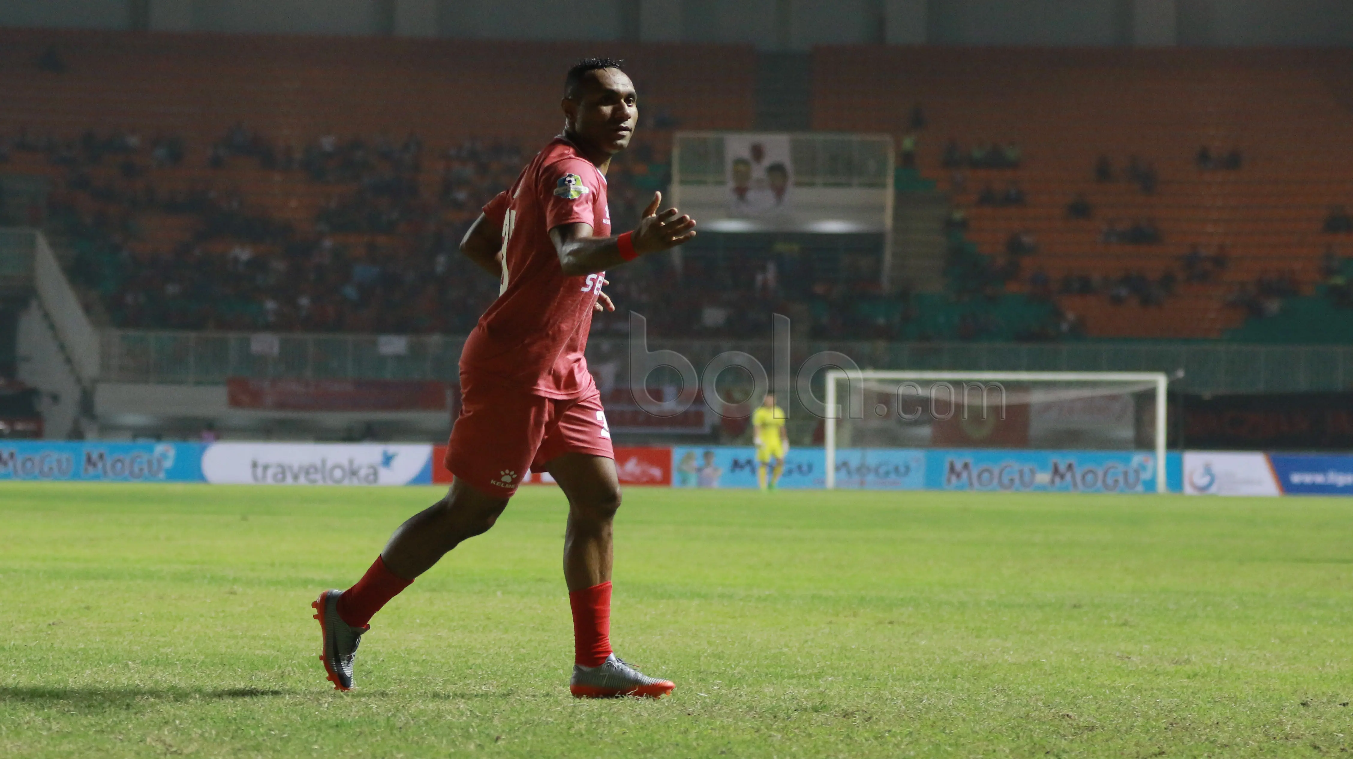 Titus Bonai saat membela PSM Makassar pada Liga 1 2017 di Stadion Pakansari, Bogor (15/5/2017). (Bola.com/Nicklas Hanoatubun)