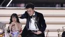 Hwang Dong-hyuk menerima penghargaan untuk kategori Sutradara Drama Serial Terbaik di ajang Emmy Awards ke-74 yang digelar di Microsoft Theater, Los Angeles, Amerika (11/9/2022). Sutradara Squid Game ini menyingkirkan nomine lainnya, yakni Jason Bateman (Ozark), Ben Stiller (Severance), Mark Mylod (Succession), Cathy Yan (Succession), Lorene Scarafia (Succession), dan Karyn Kusama (Yellowjackets). (AP Photo/Mark Terrill)